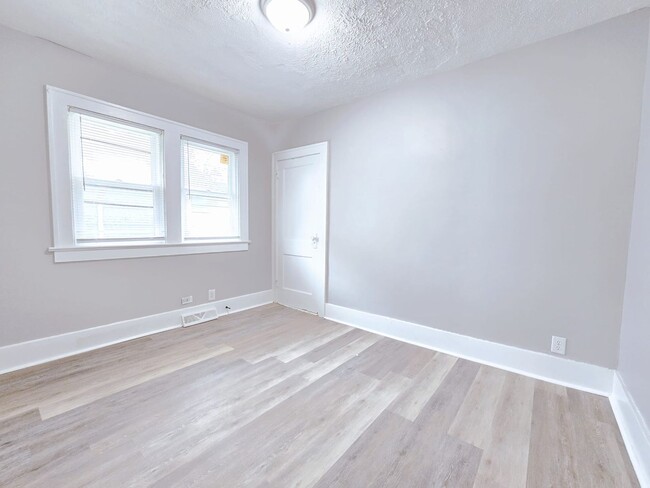Building Photo - 1517 Elwood Ave