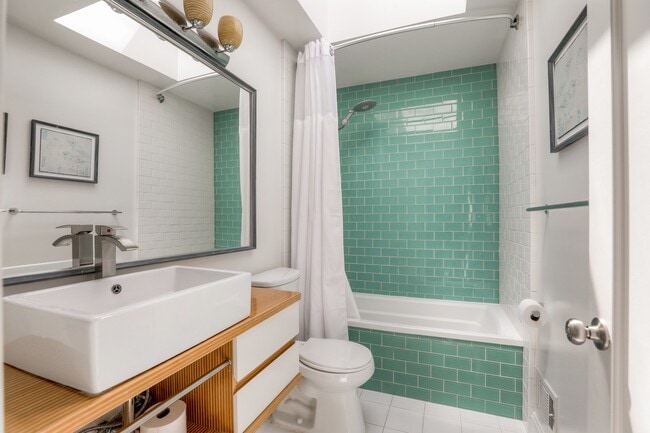 Building Photo - Charming 3 Bedroom and 2 Bath Home in Glen...