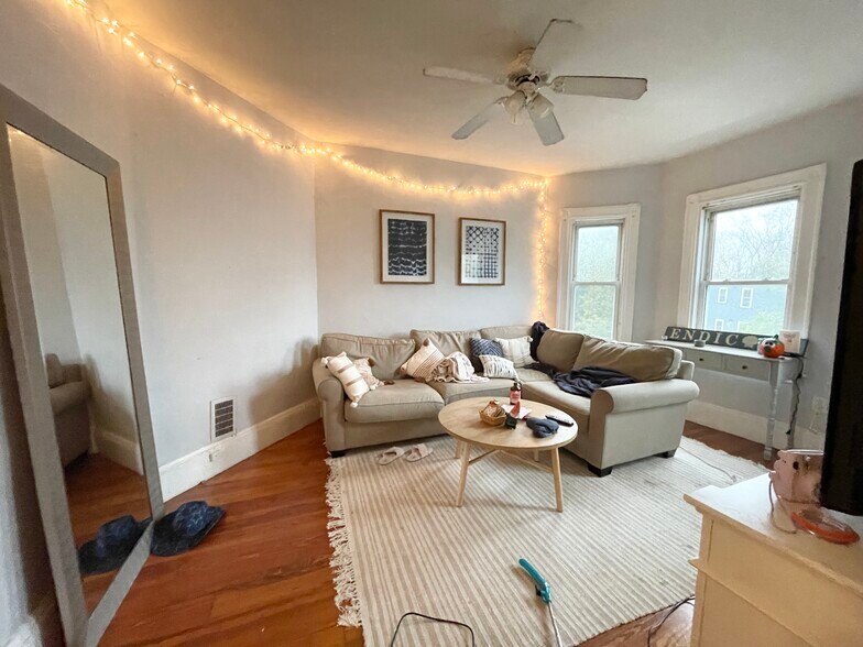Building Photo - 10 Wave Ave