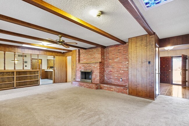 Building Photo - 3 Bedroom 2 Bath Conveniently Located House!