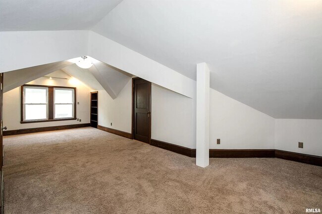 Building Photo - 1628 W Callender Ave