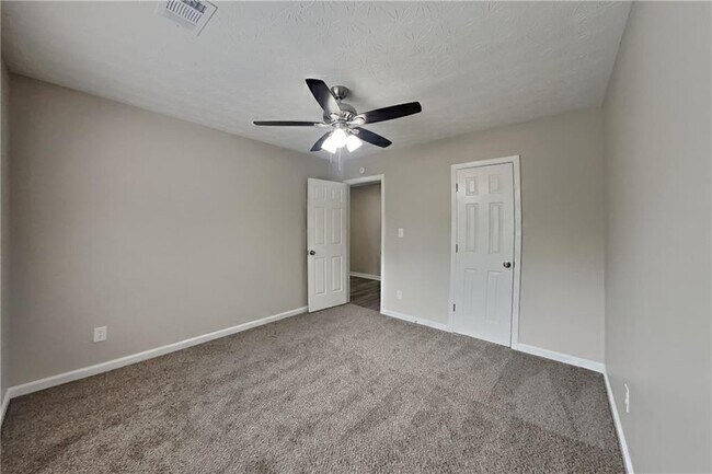 Building Photo - 1294 Log Cabin Ln SE