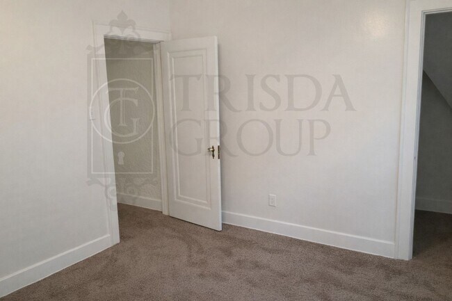 Building Photo - Avail Avail Aug 1st: A GEM in Dormont!  Spacious 3BR Twin Home, Parking, Charm, Walkability, Outd...