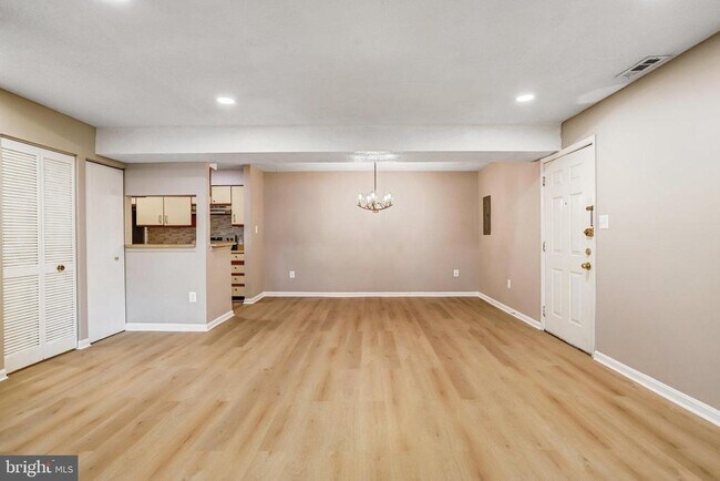 Building Photo - 1603 Carriage House Terrace