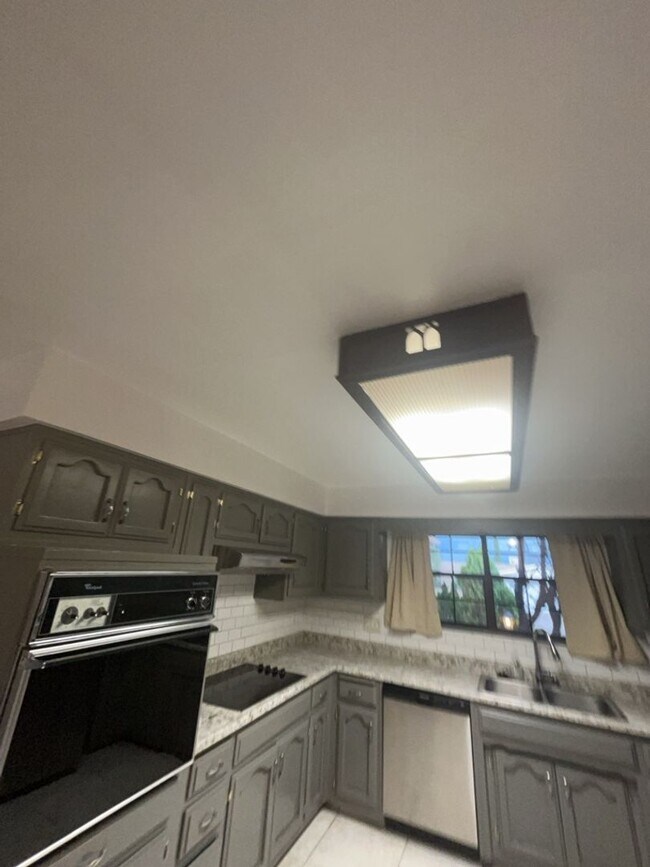 Building Photo - 1052 Monte Largo Dr NE