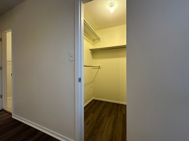 Building Photo - * Move-In Special * Gorgeous 3 Bed / 2 Bat...