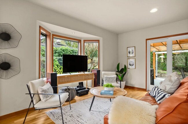 Building Photo - Stunning Portland Home with Open Floor Plan, Gourmet Kitchen, and Spa-Like Bathroom!