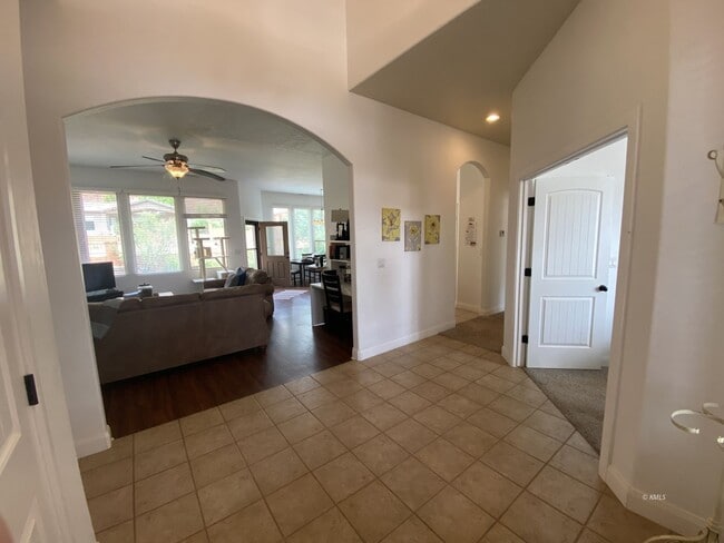 Building Photo - 463 Deadwood Dr