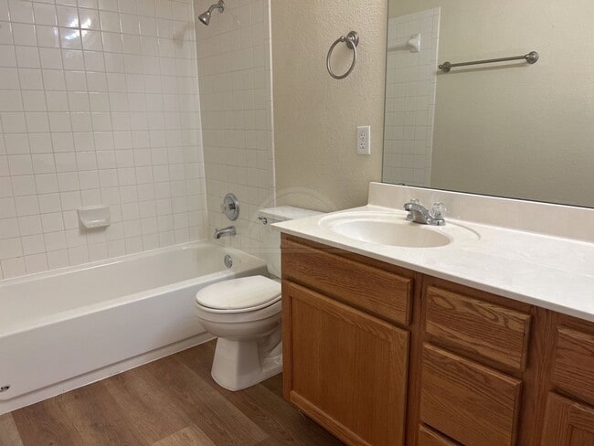 Building Photo - 4402 Golden Gate Dr