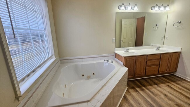 Building Photo - Bright & Spacious Home in Fredericksburg!