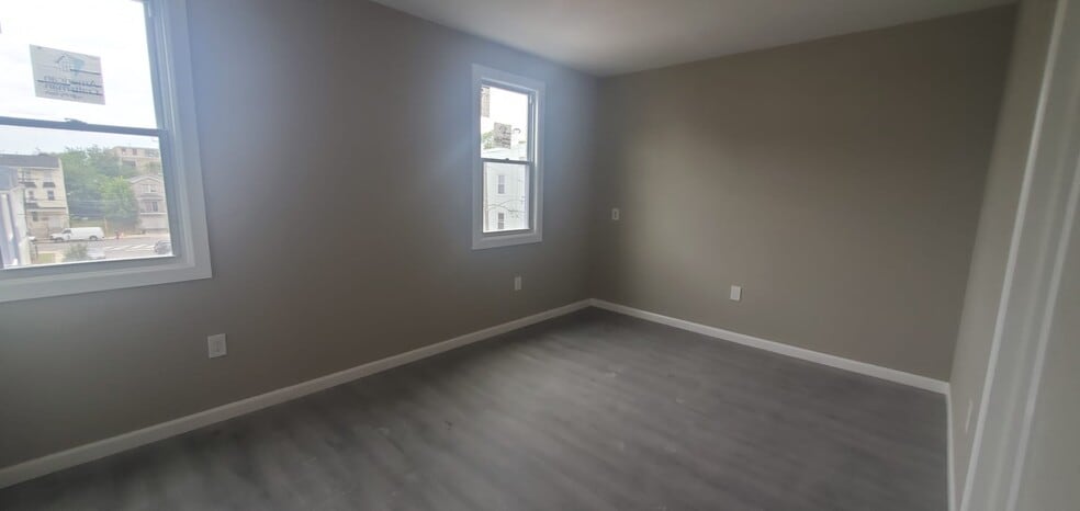 Building Photo - 379 Chadwick Ave