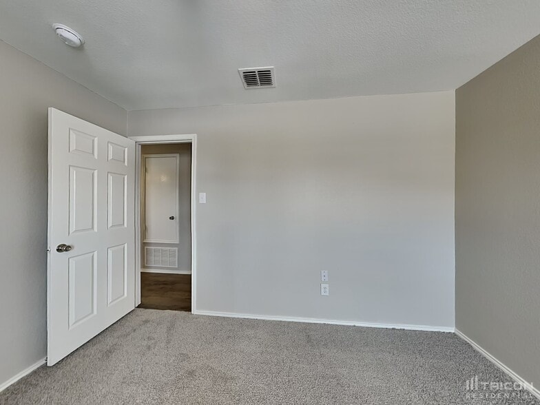 Building Photo - 1301 Water Lily Dr