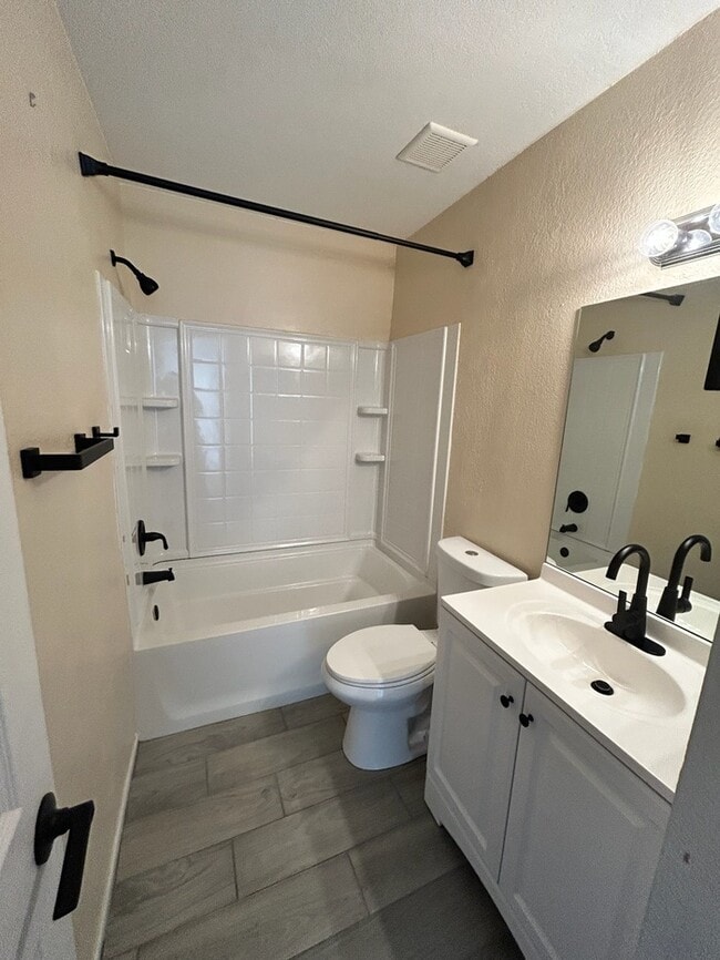Building Photo - Beautifully Updated 3-Bed, 2-Bath Home in ...