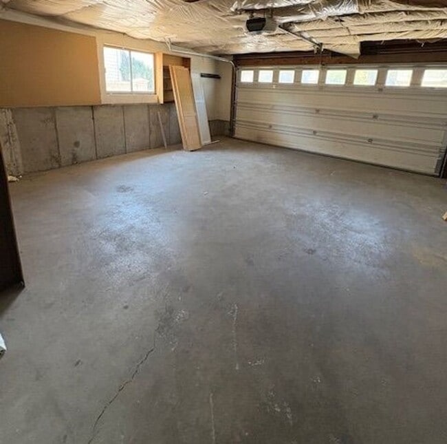 Building Photo - 4 Bedroom Home for Rent in Kearns!