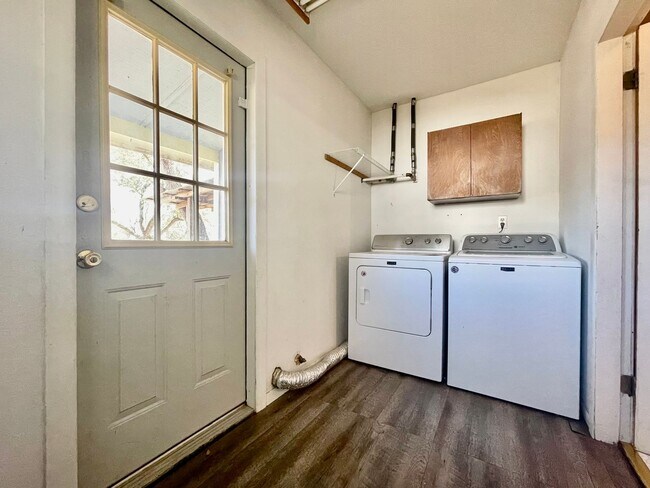 Building Photo - 4 Bedrooms in Oak Heights