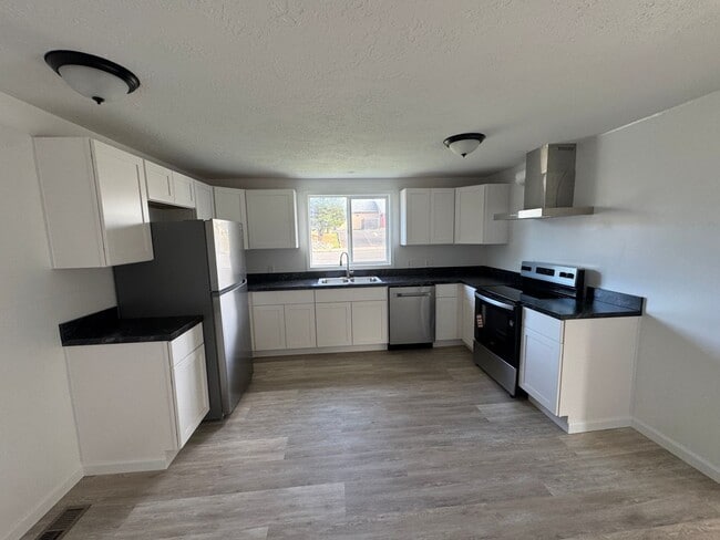 Building Photo - Large Home in Newport!