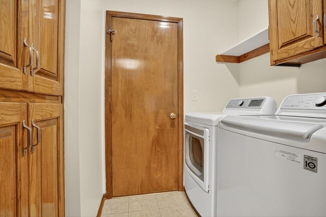 Building Photo - Updated 2 Bedroom 3 Bath townhome with ful...