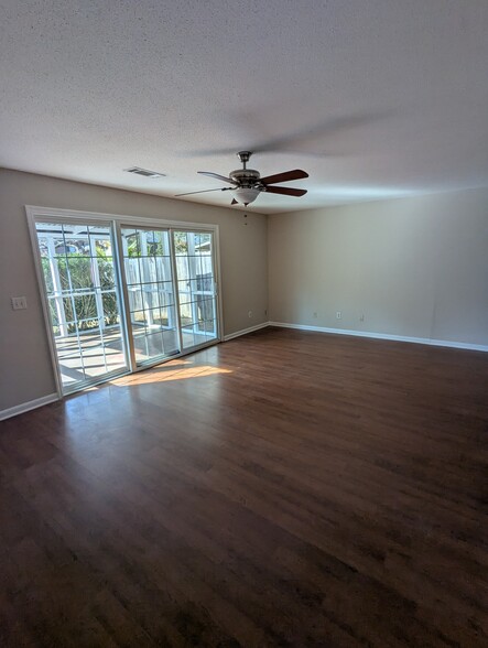 Living room - 201 Heritage Cir