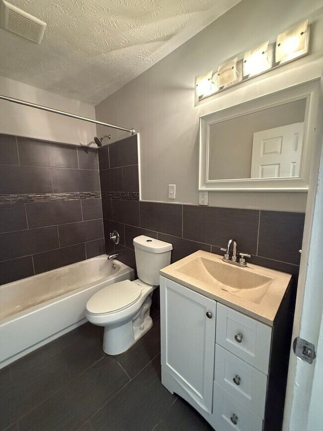 Building Photo - FOR RENT - 3 Bed 2 Bath House in South Nash - Pet Friendly