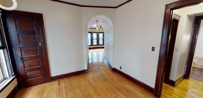 Building Photo - 515 W Washington Ave