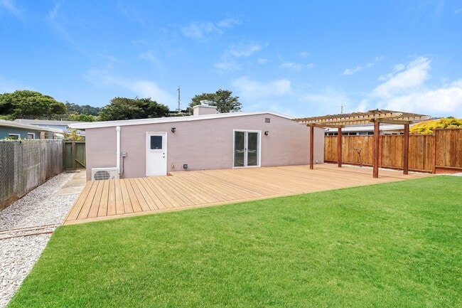 Building Photo - Charming 3BR Home with Spacious Yard in Se...