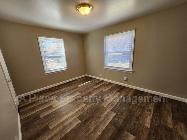 Building Photo - 1938 Larch Dr