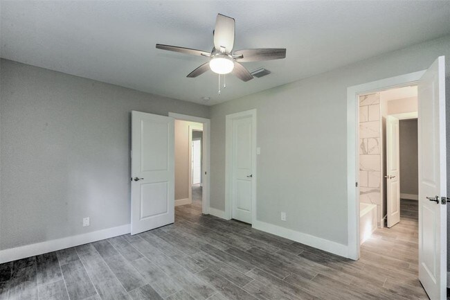 Building Photo - 915 Brook Forest Dr