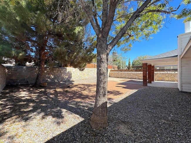 Building Photo - East El Paso 3bed/2bath Refrig A/C!