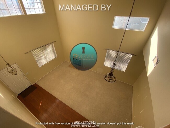 Building Photo - Spacious 4 Bed 2 Bath Pool Home Located Next Door to Ben Franklin Elementary School!