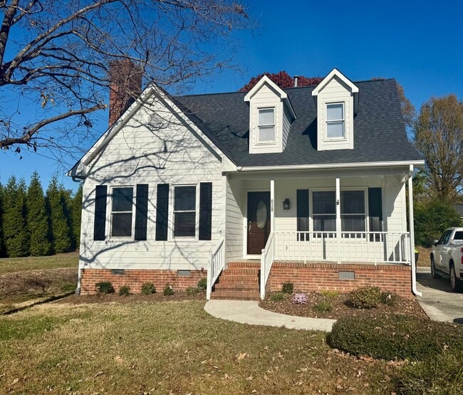 Building Photo - Three bedroom, 2 bath house in Elon
