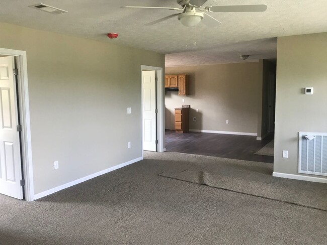 Building Photo - 3 Bedroom 2 Bath Single Family Home in Whi...