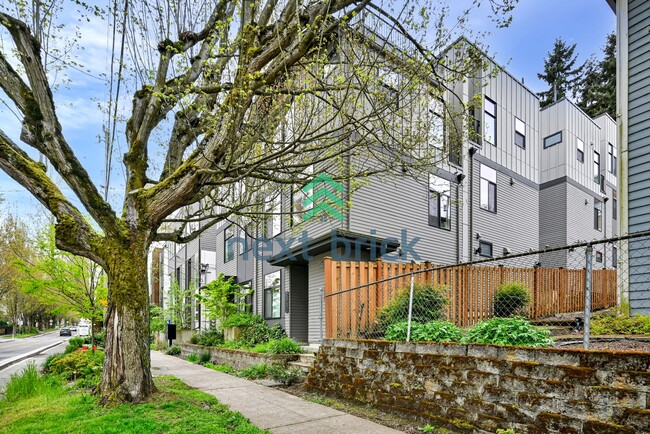 Building Photo - Charming 2-Bed, 2-Bath Townhouse Retreat in Seattle's Vibrant Heart – 1100 Sq Ft of Modern Living!