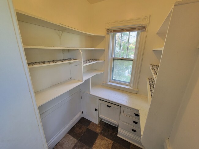 Building Photo - AVAILABLE JULY - 3 BED 1 BATH