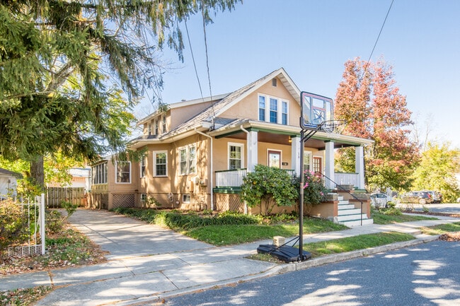 Building Photo - 18 Walnut Ave