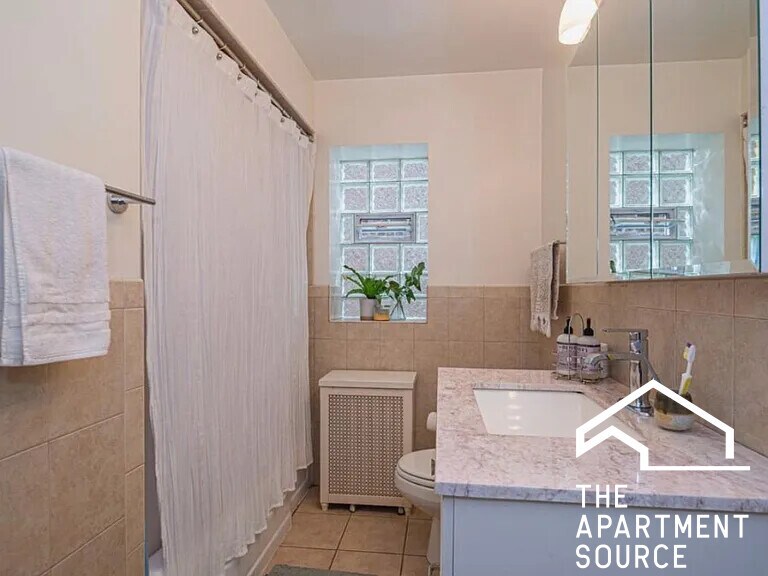 Building Photo - 6514 N Bosworth Ave