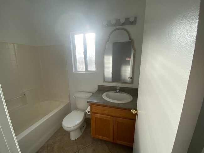 Building Photo - Great location on this split floorplan 3 b...