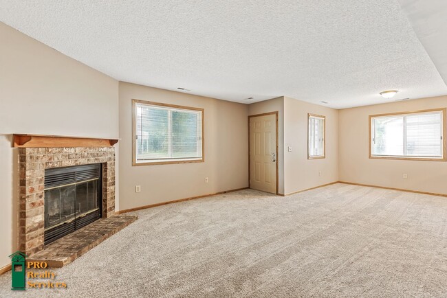 Building Photo - 3 Bedroom End Unit Townhouse