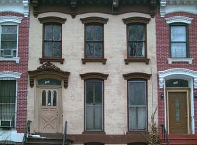 Building Photo - 362 Halsey St