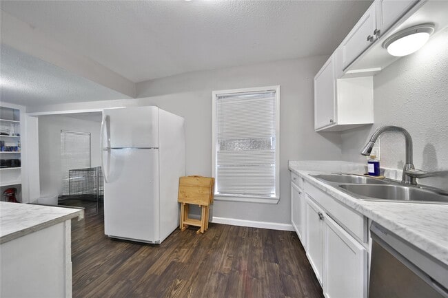 Building Photo - 1606 W 8th St