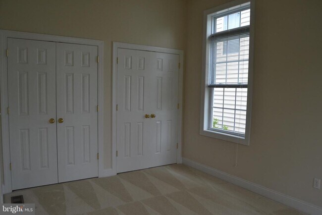 Building Photo - 806 Wren Ln