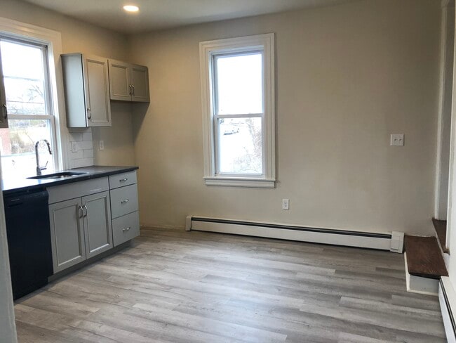 Building Photo - 705 Beech St