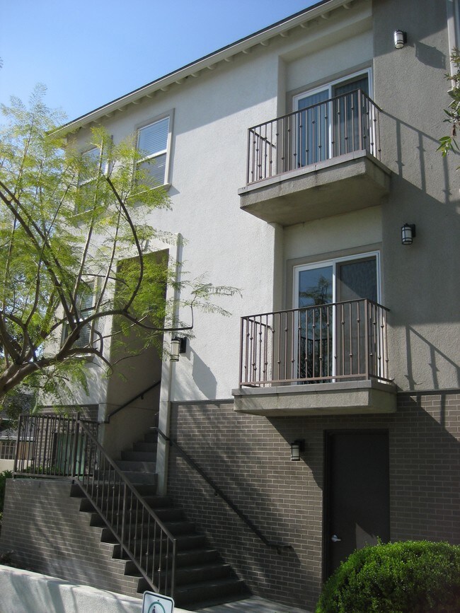 Building Photo - 3427 Mentone Ave