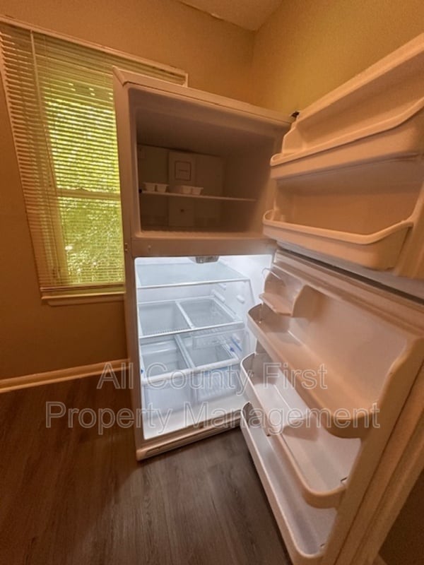 Building Photo - 833 Commodore Dr NW