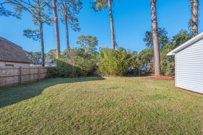 Building Photo - 3 bedroom in Mary Esther Heights!