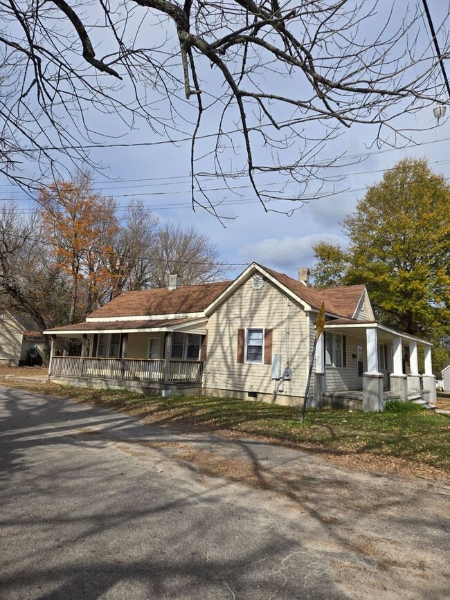 Building Photo - 1401 Old Norlina Rd