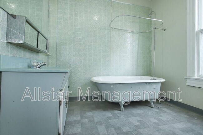 Building Photo - 1101 E 66th St