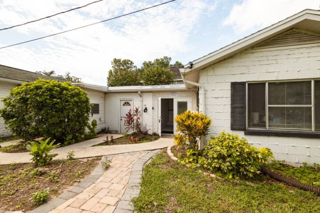 Laundry room close by - 1120 Orange Ave