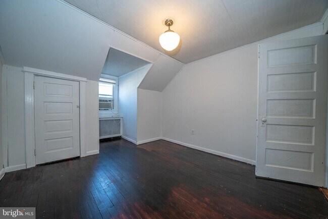 Building Photo - 709 E 20th St