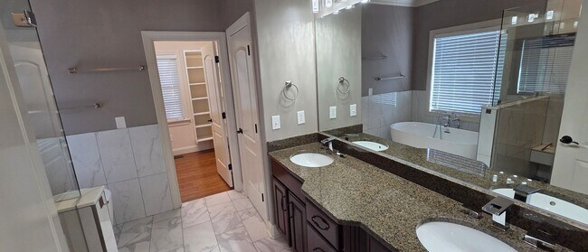 Building Photo - Beautiful Home with a full in law suite in Lewisville