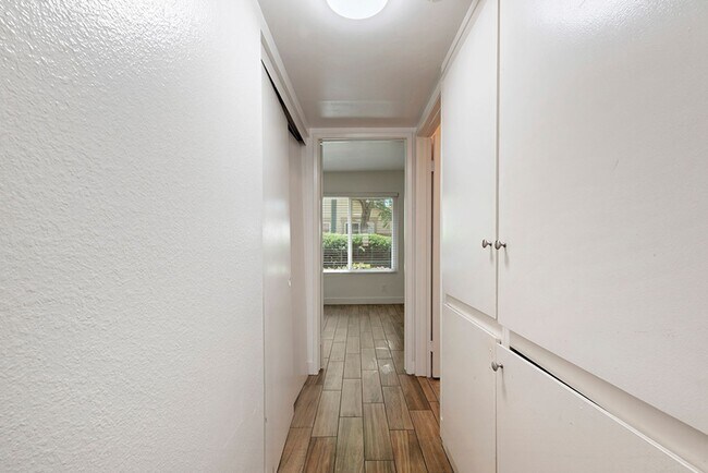 Building Photo - Spacious 3 Bed 2 Bath Townhome in Villa Po...
